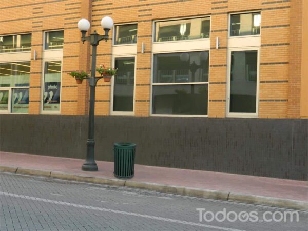 https://todoos.com/wp-content/uploads/2021/01/Outdoor-Trash-Receptacle-Lifestyle-Streetscape-by-the-LightPole-600x450.jpg