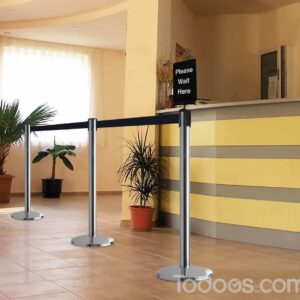 A queue belt barrier that is convenient and adaptable