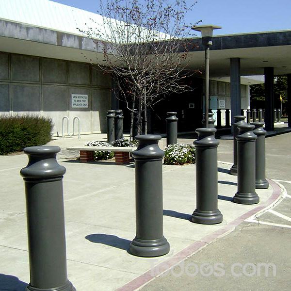 A sophisticated design, our Pawn Decorative Bollard Cover consists of a wide base with a clean finish and a flat-topped casting.