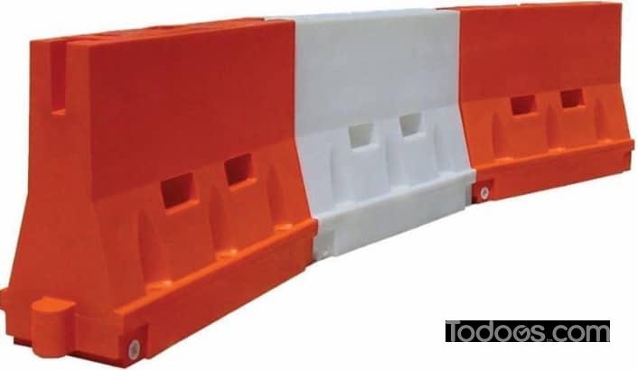 Valtir Highway Yodock® 2001 Water-Filled Plastic Jersey Barrier | Todoos